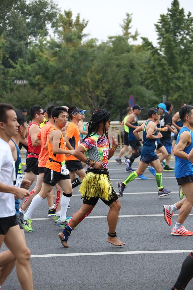 拉开对抗序幕，运动员们在比赛中励精图治