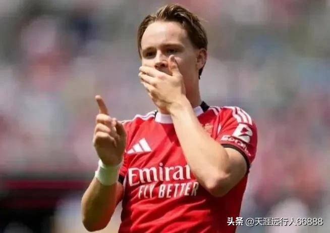 包含拜仁多打两人被大巴黎淘汰，主帅表现遭到质疑，球迷直言他该下课的词条
