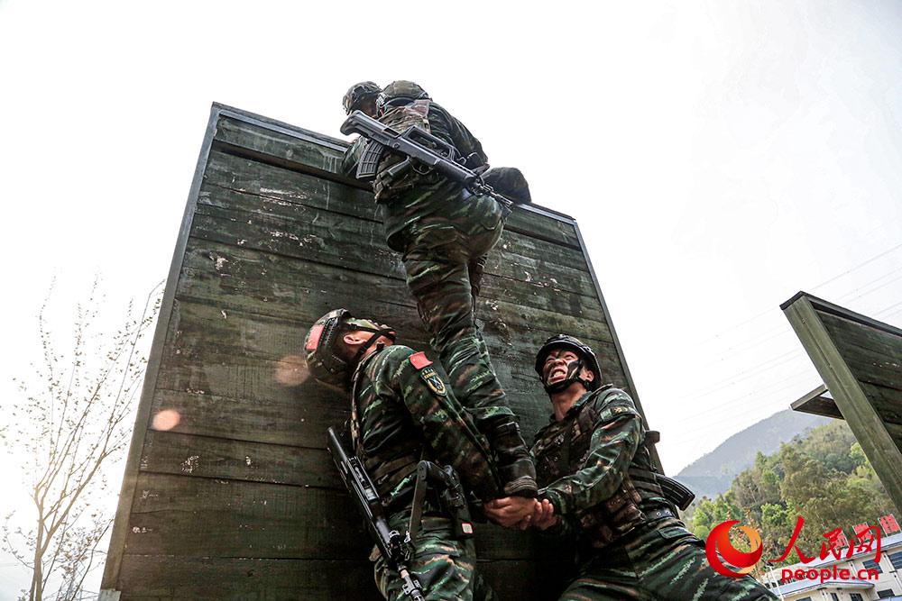 运动员冲刺武装力量，攀登历史高峰