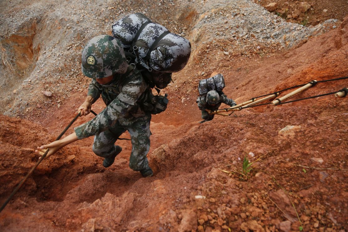 运动员冲刺武装力量，攀登历史高峰