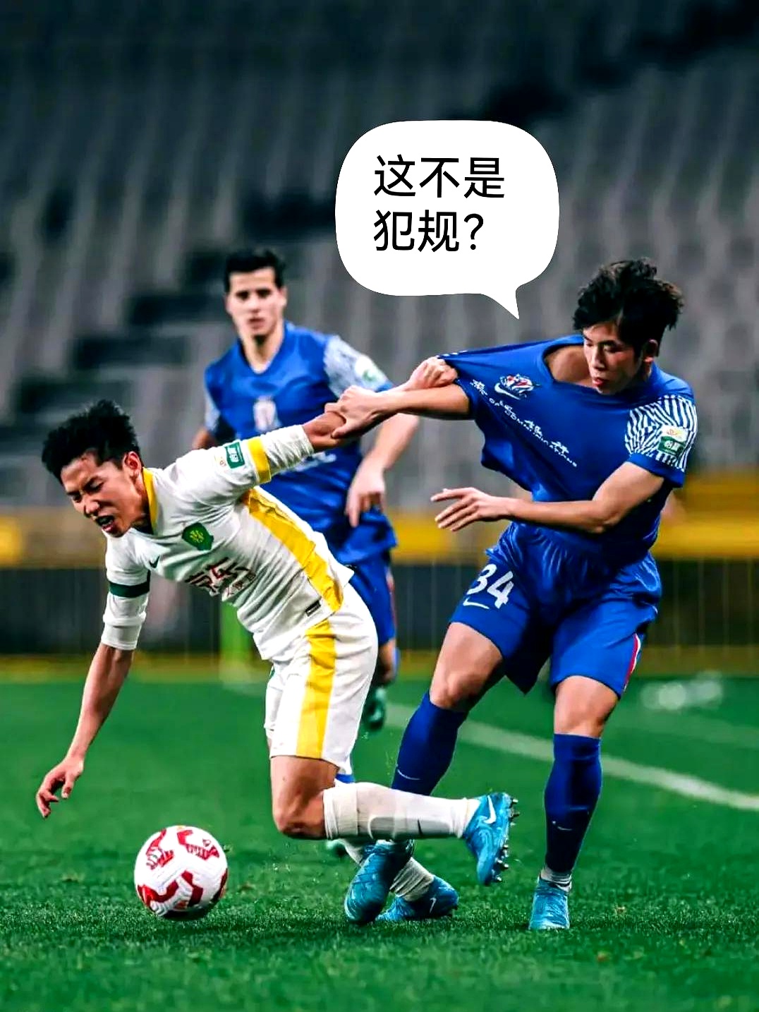 球队在比赛中遭遇各种困难，球员需团结拼搏