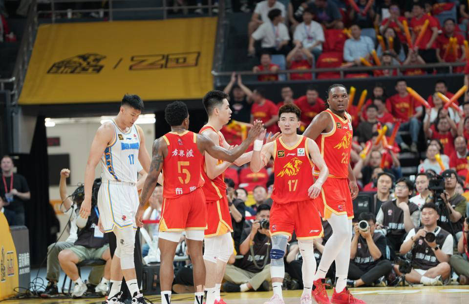 包含体坛传闻争议新闻曝光，球迷围观满满期待的词条