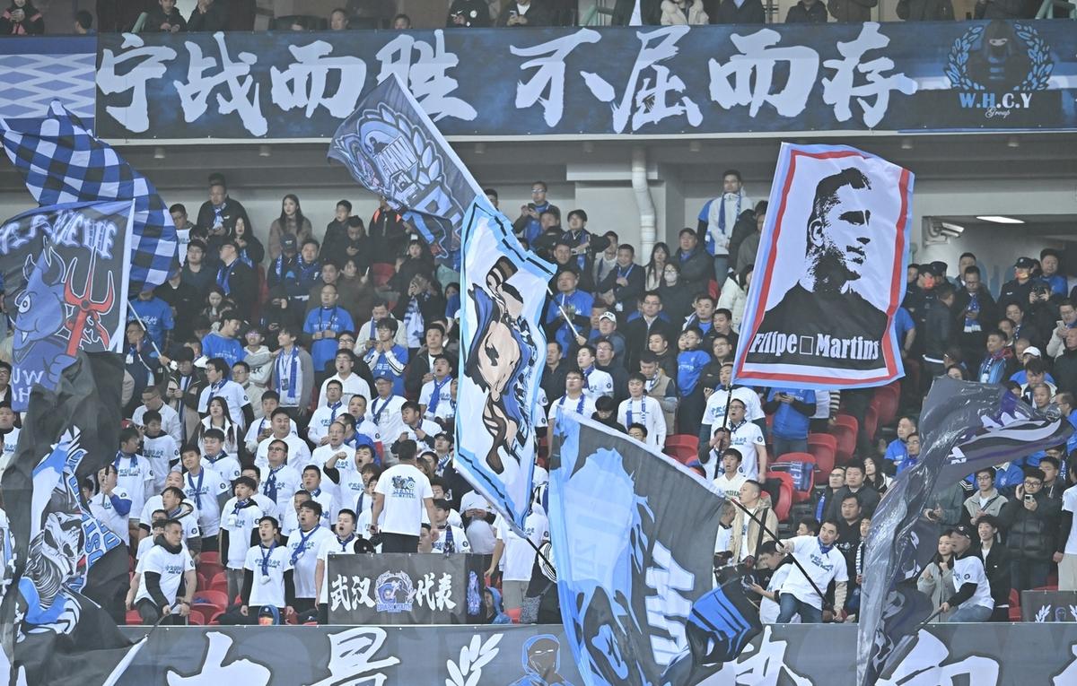 包含里程碑，武汉三镇后卫刘奕鸣已代表中国俱乐部出战200场的词条